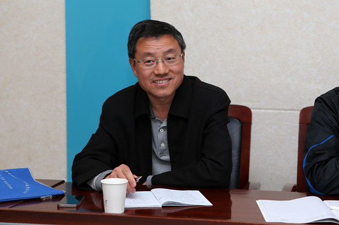 校党委书记武贵龙参加体育部教工党支部专题组织生活会