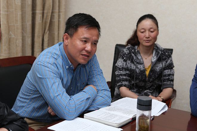 校党委书记武贵龙参加体育部教工党支部专题组织生活会