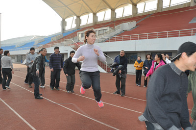 体育部教职工跳长绳比赛顺利举行