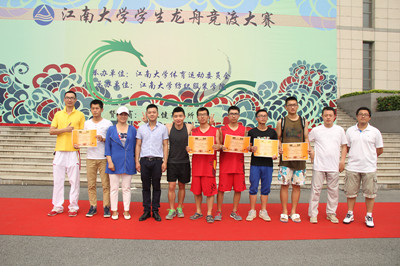 鼓声三下红旗开,两龙劈浪鸣千雷