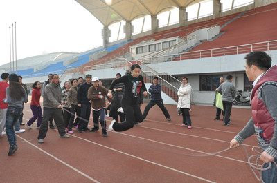 体育部教职工跳长绳比赛顺利举行