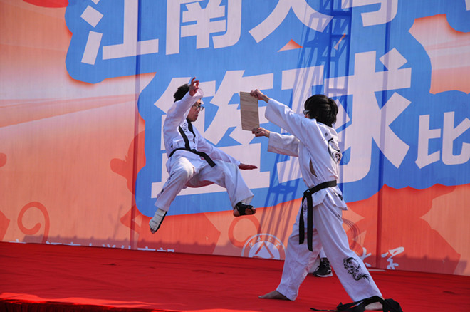 我校2016年度学生3V3篮球比赛开战