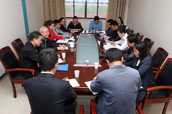 校党委书记武贵龙参加体育部教工党支部专题组织生活会