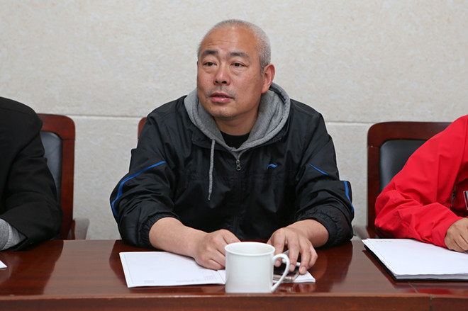 校党委书记武贵龙参加体育部教工党支部专题组织生活会